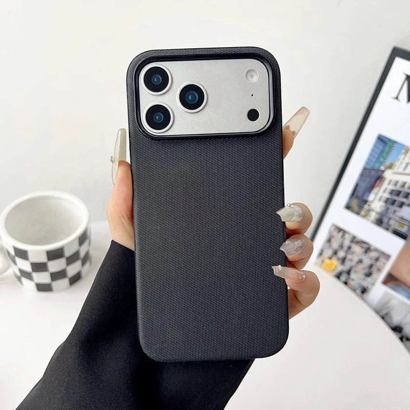 Mobildeksel til iPhone med luksuriøs vevd stoff-tekstur og matt finish. Gir støtsikker beskyttelse og stil.
