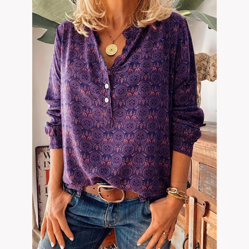Komfortabel damebluse for hverdag og fest, med et moderne heldekkende trykk og feminin utskjæring.