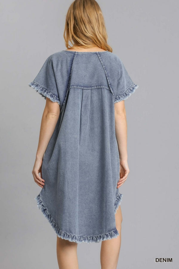 Trendy damekjole med frynsedetaljer og lommer. Perfekt stilfull fritidskjole som passer til enhver anledning.