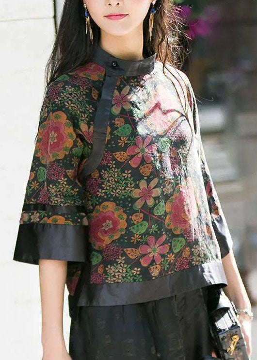 Komfortabel dametopp med elegant stativ krage og unikt patchwork. Perfekt for hverdag og stilfull vårstil.