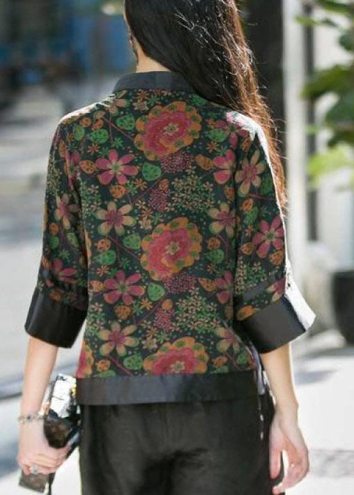 Elegant dametopp med moderne patchwork design og stativ krage. Ledig passform for komfortabel og stilfull sommer.