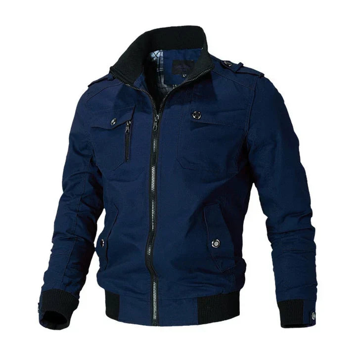 Mann poserer i moderne herre bomberjakke, en trendy overgangsjakke for en stilfull look.