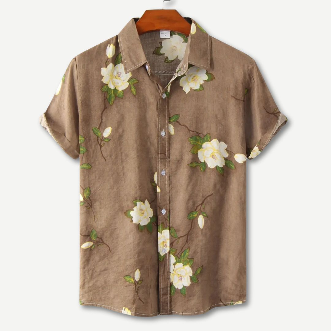 Komfortabel herre t-skjorte med pustende stoff og unikt blomstermønster for en avslappet sommerstil.
