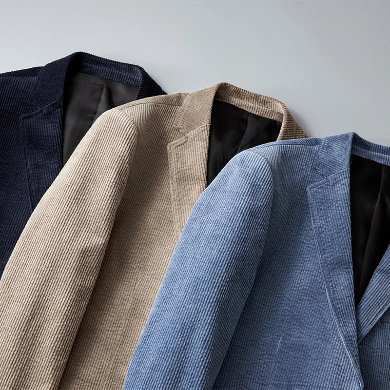 Moderne herreblazer med slank passform. Gir en stilfull og skarp look for menn, perfekt for høstens trender.