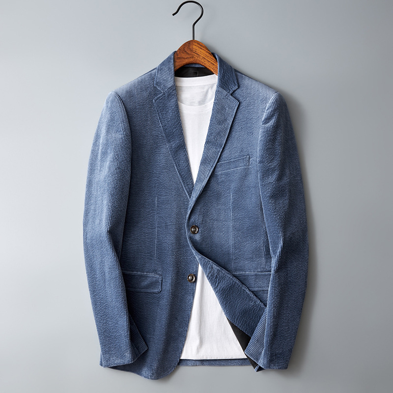 Fashionabel herreblazer for menn. Stilfull jakke med slank passform, ideell for en moderne og elegant høststil.