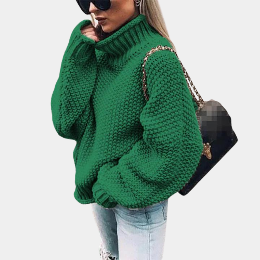 Modell iført trendy kvinnegenser i tykk strikk. Komfortabel og stilfull vintergenser for casual hverdagsbruk.