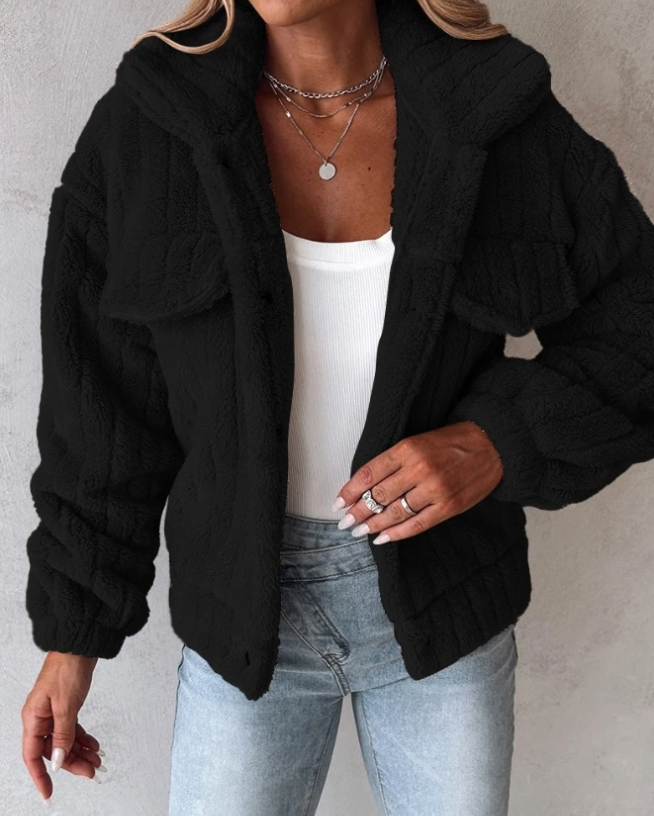 Lekker oversized teddykåpe til dame. Myk fuskepels kvinnekåpe med romslig passform, ideell for kaldere dager.