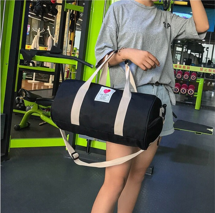Velpakket sort nylon duffelbag for dame, romslig reiseveske for trening og sport.