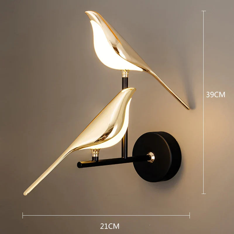 Kunstnerisk designlampe: vegglampe formet som fugl. Moderne interiørdetalj som gir varmt stemningslys i stuen.