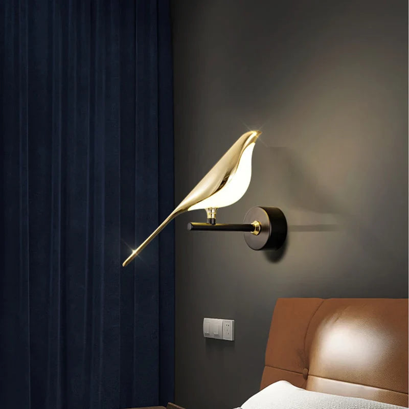 Hvit vegglampe med fugledesign for stue. Stilfull belysning som fremhever moderne interiør og design.