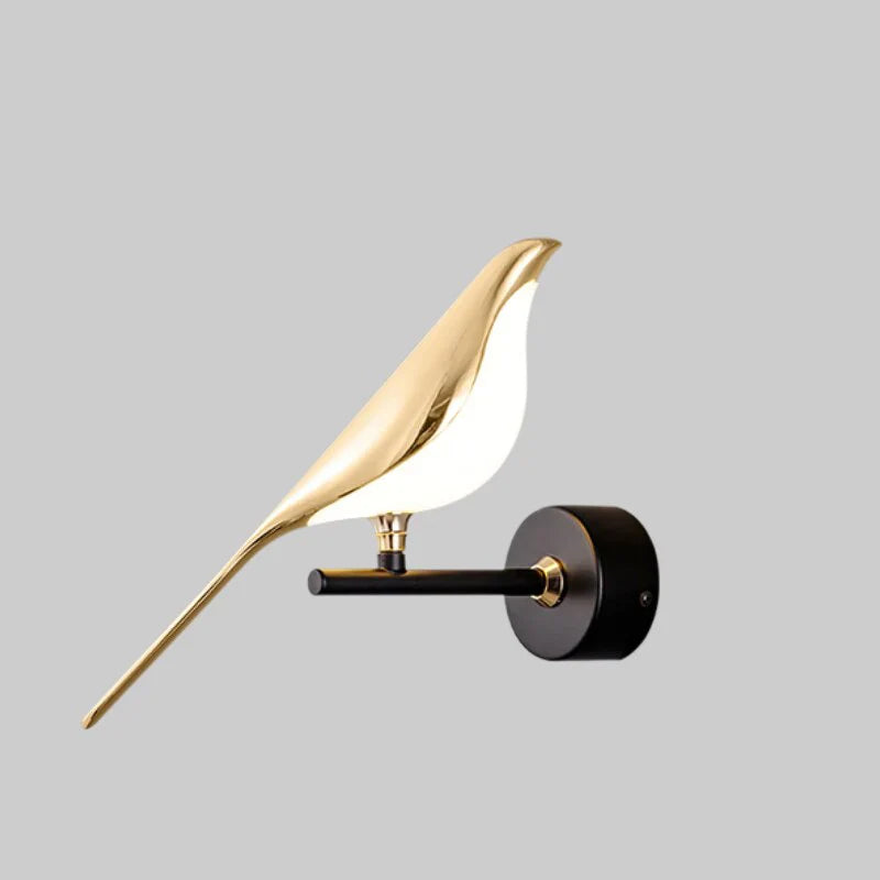 Elegant vegglampe med nordisk fugledesign. Perfekt som stemningslys og moderne interiørdetalj i stuen.