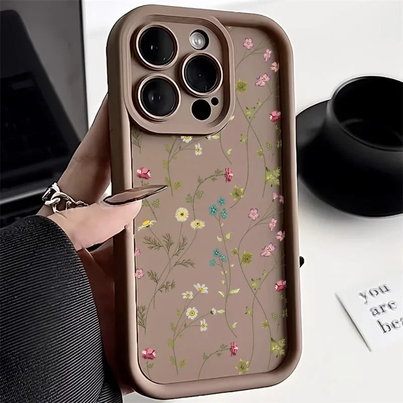 Mykt silikon iPhone deksel med blomstermønster, støtsikkert og behagelig matt overflate for optimal beskyttelse.