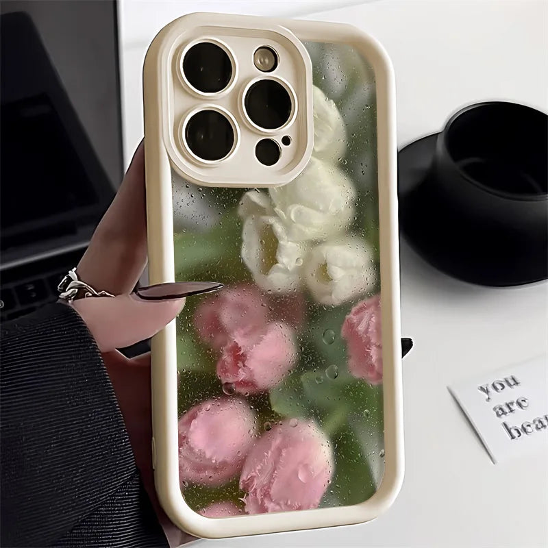Lettvekt iPhone deksel med elegant blomsterdesign og matt overflate, tilbyr stilfull og beskyttende telefonbeskyttelse.