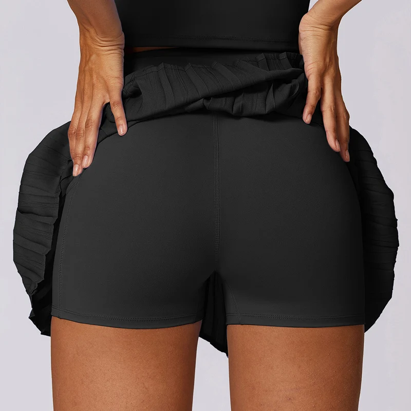 Stilfullt plissert skjørt for dame, med shorts under for sikkerhet og komfort under fritid og aktivitet.