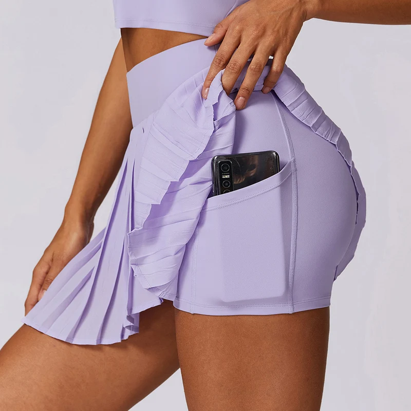 Komfortabelt sporty dameskjørt med plisserte detaljer og innvendig shorts, ideelt for en aktiv livsstil.
