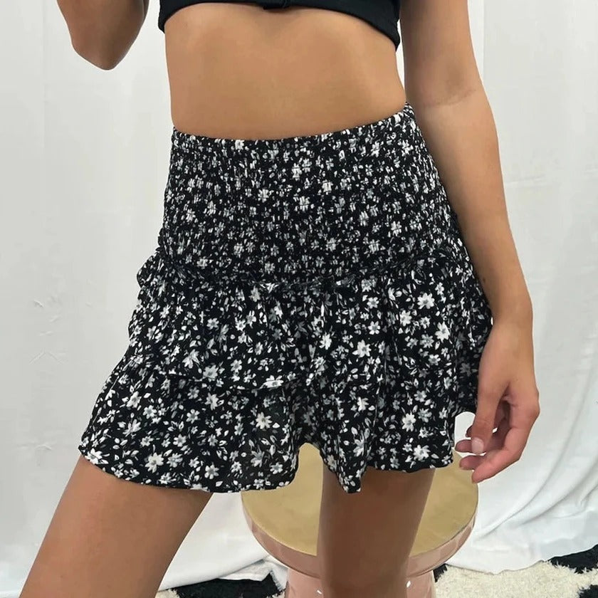 Blått kvinners volangskjørt med høyt liv. Trendy miniskjørt for sommeren, elegant og lett å style.