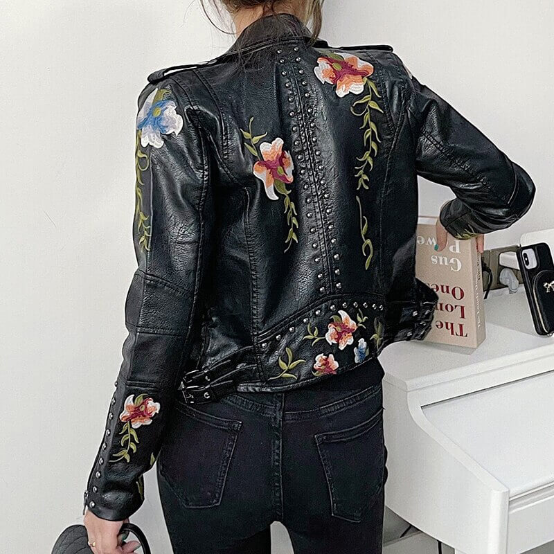 Høstjakke: Elegant damejakke med blomsterbroderi og skinnutseende for kjølige dager.