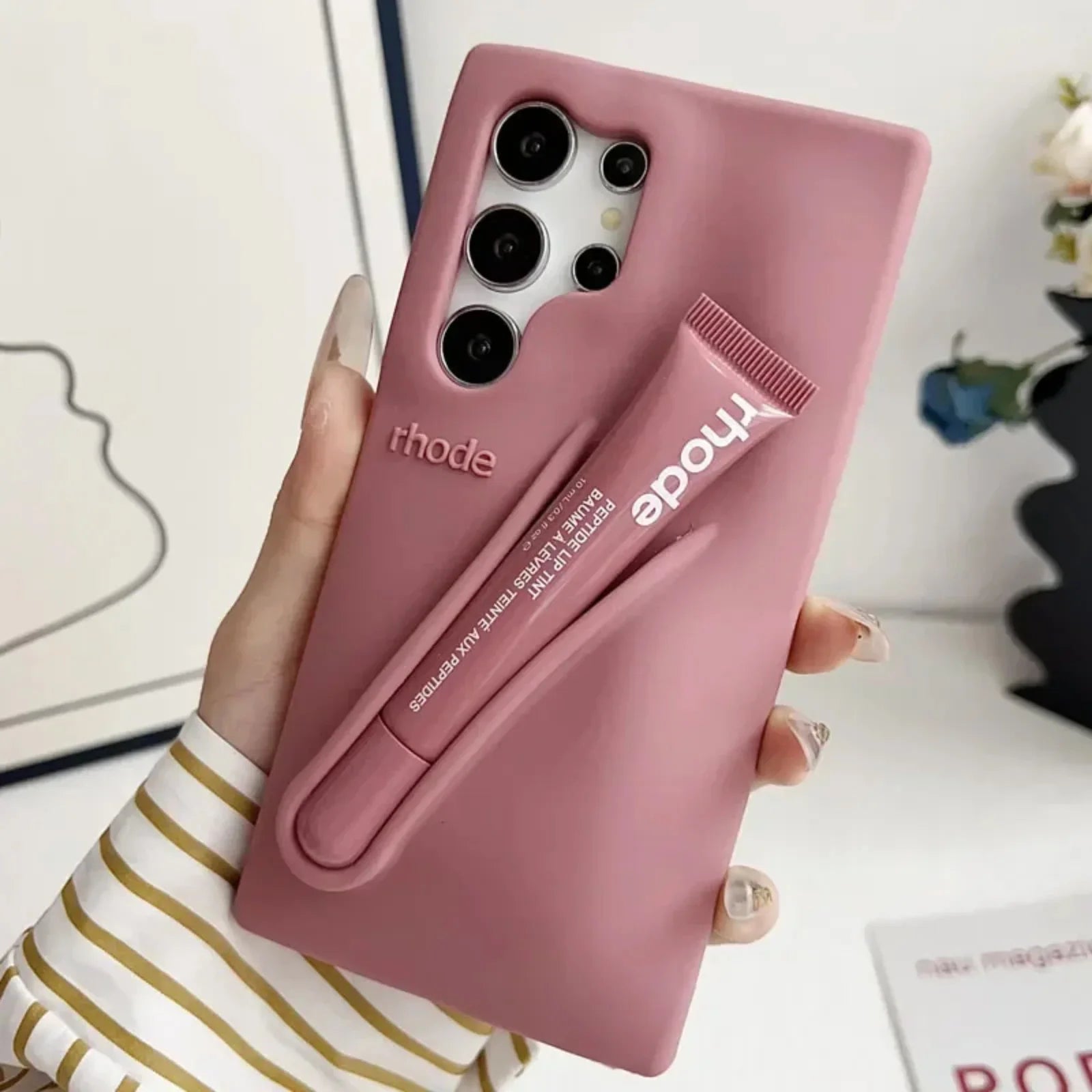 Glatt Galaxy silikondeksel i mote-design med diskret lipgloss-sett. Gir god beskyttelse for din mobil.