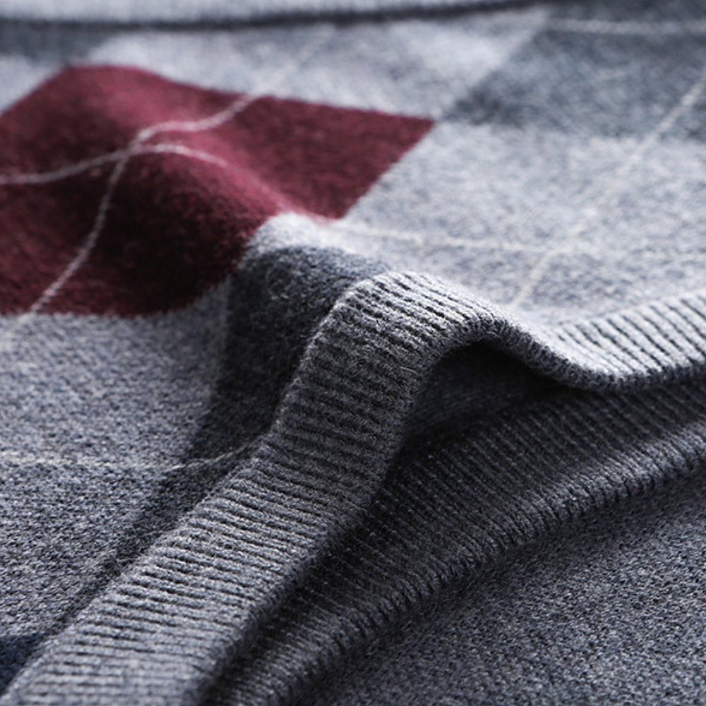 Komfortabel herresweater vest i mørkeblå. V-hals, ermeløs for hverdag eller pent lag-på-lag.