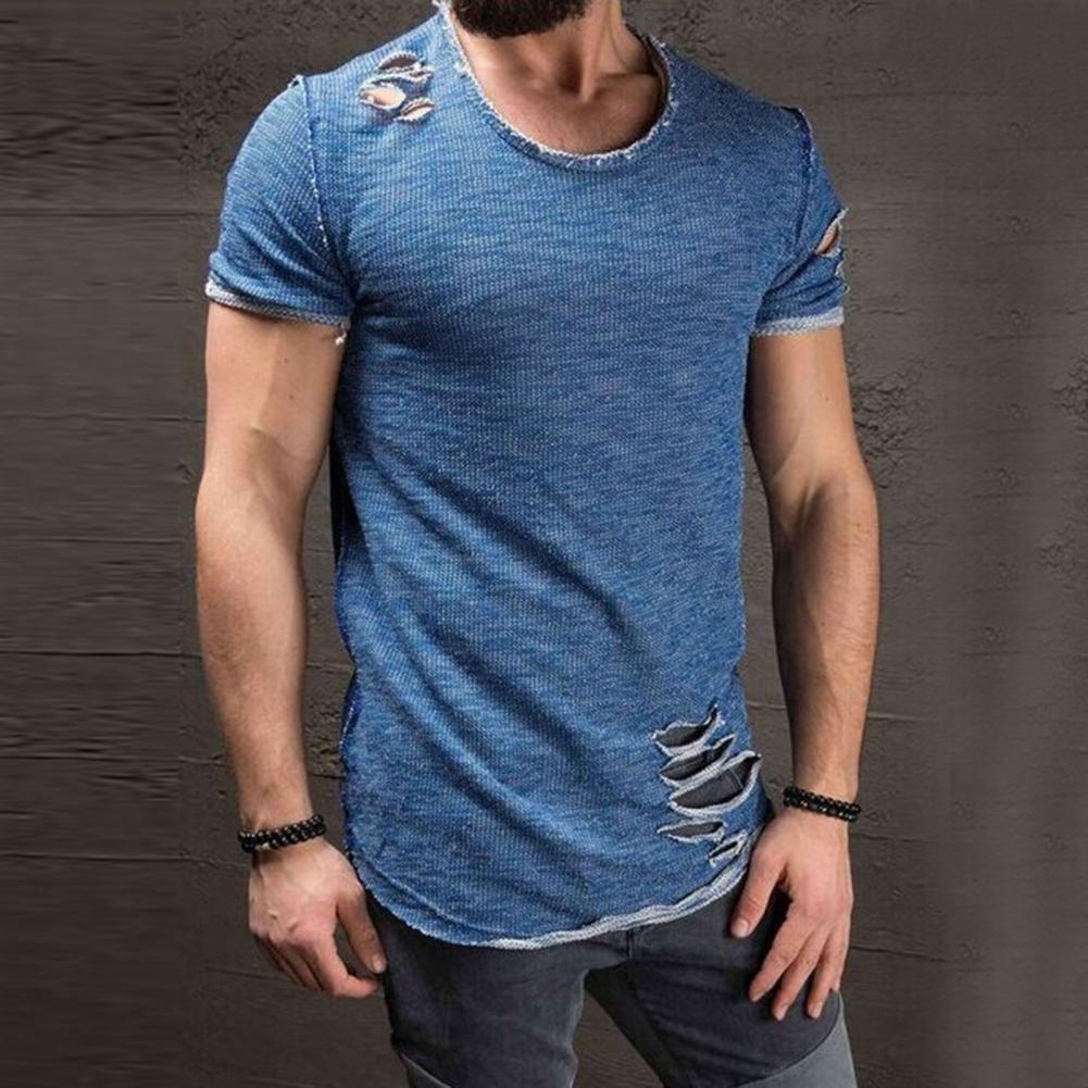 Stilig hullete t-skjorte for menn i slim fit. Perfekt kortermet sommerstil og trendy fritidsmote.