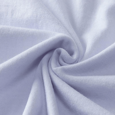 Trendy hullete t-skjorte for menn. Komfortabel kortermet for uformell sommerstil og fritidsmote.