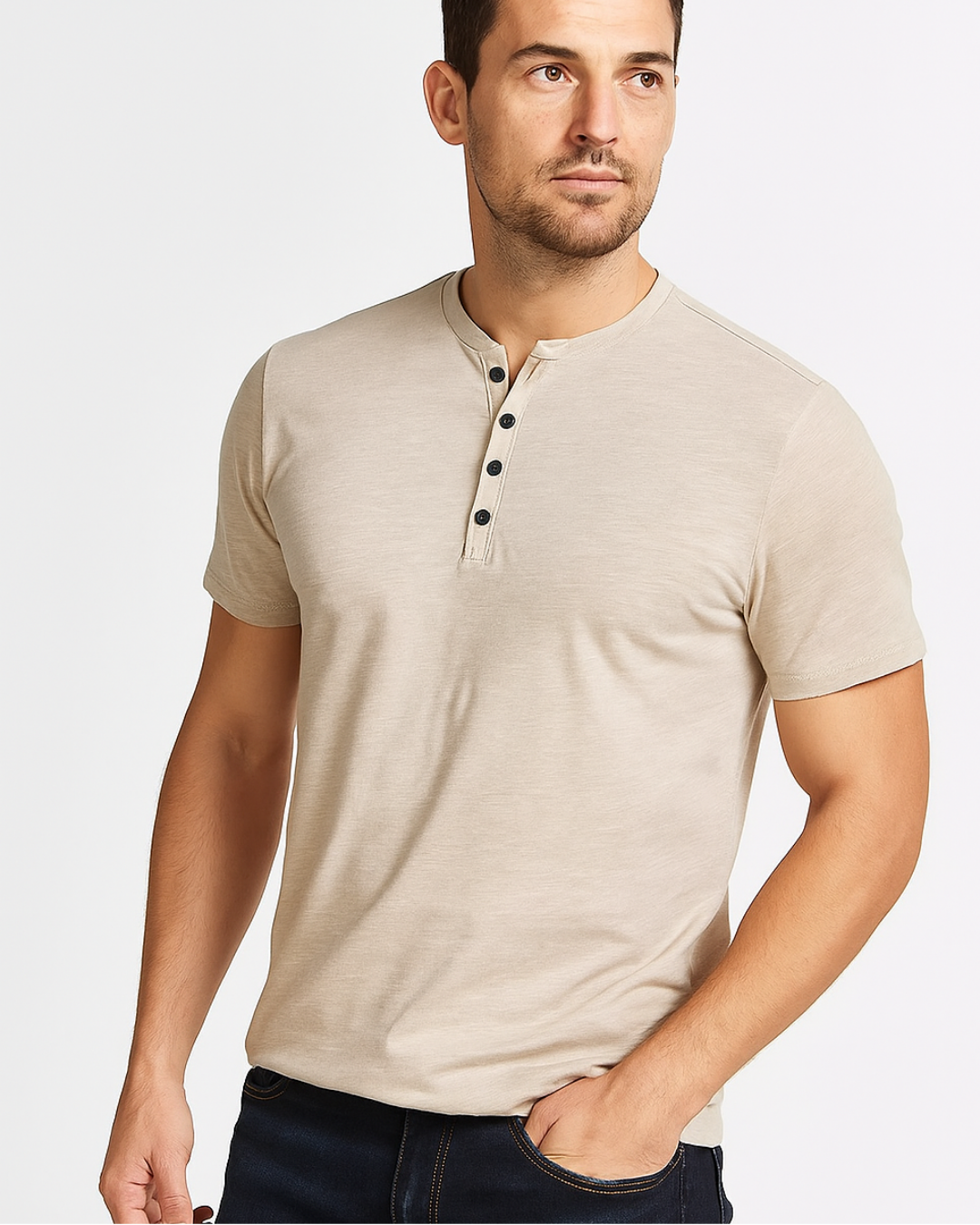 Komfortabel kortermet Henley herreskjorte i casual stil med multiknapp detalj. Ideell for fritid.
