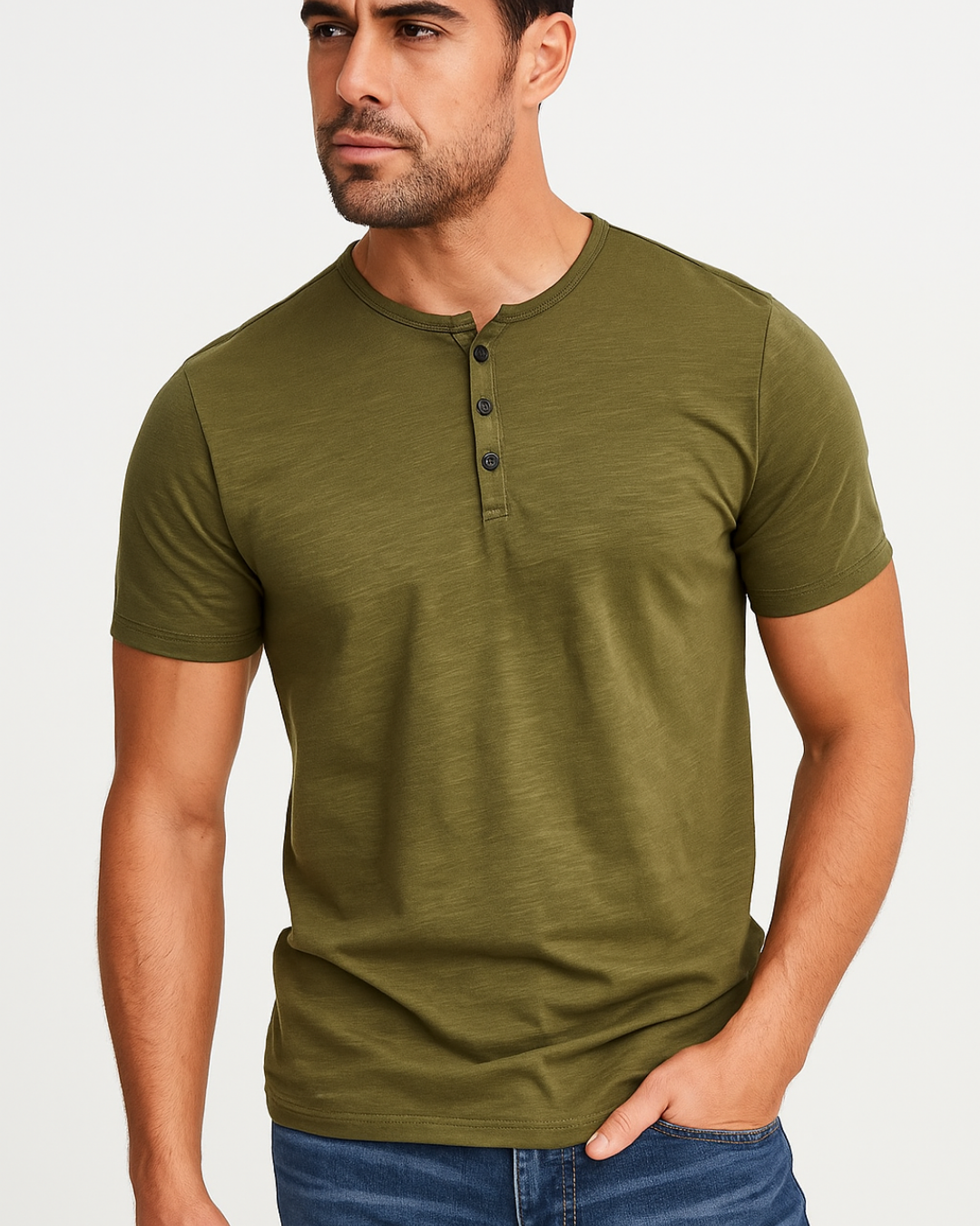 Herreskjorte: kortermet Henley, stilig og komfortabel, med diskret multiknapp detalj. Perfekt for fritid.