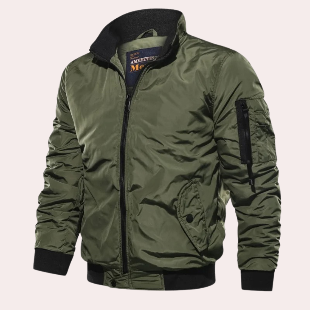 Stilig menns bomberjakke i polyester, vindtett yttertøy for vår og høst. Urban herrejakke i klassisk design.