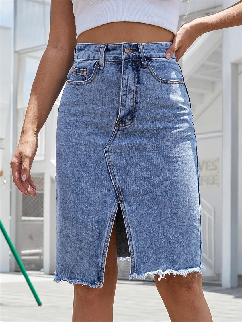 Kvinner midi-skjørt med splitt, høy midje. Allsidig streetwear-stil for casual vår- og sommerdager.