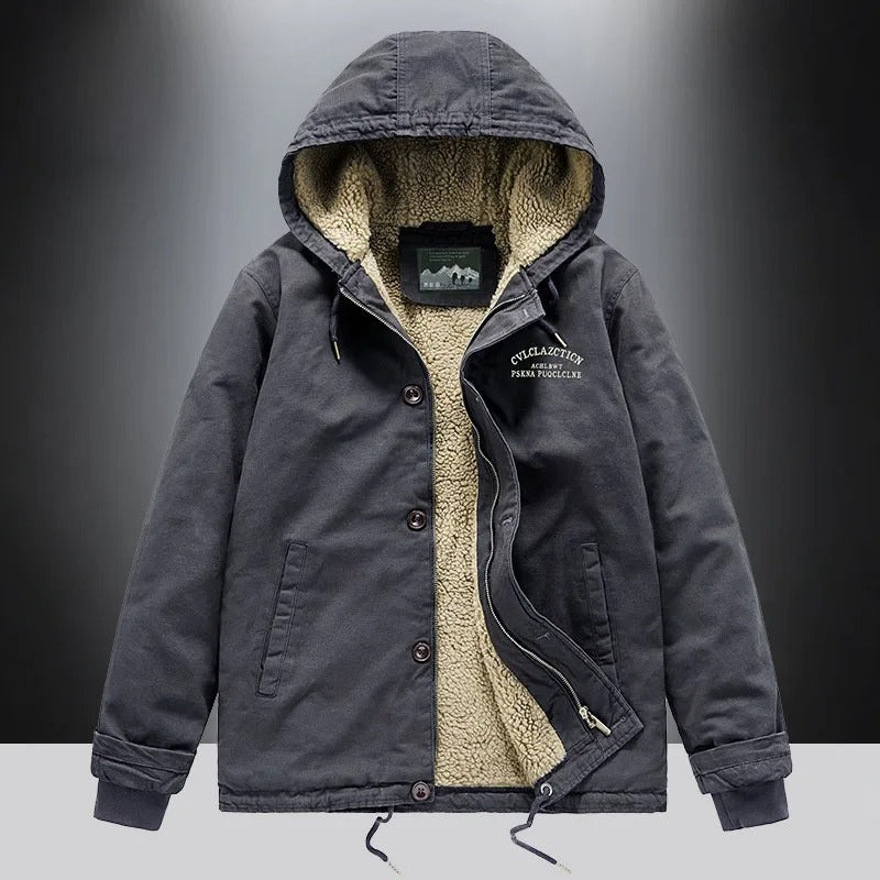 Mann iført en khaki bomberjakke i et urbant miljø, fremhever jakkens casual stil og funksjonalitet.