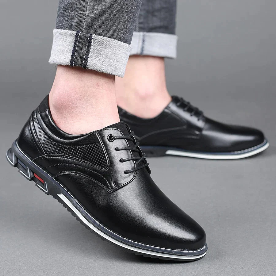 Elegante herresko i robust materiale med fine detaljer, en kvalitetssko for den stilbevisste mann.