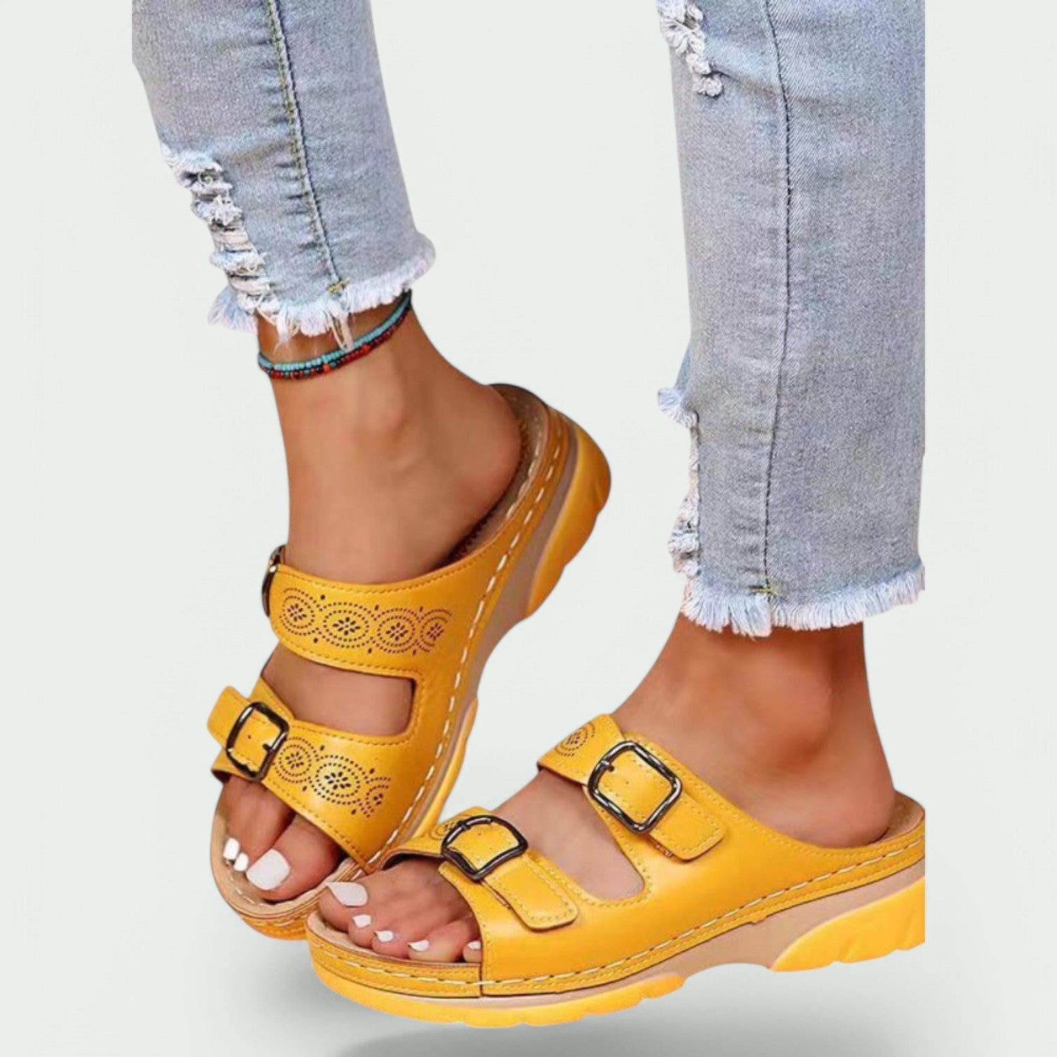 Kvinne går med komfortable, stilige slip-on sandaler, ideelle for fritid og sommerdager med god fotstøtte.