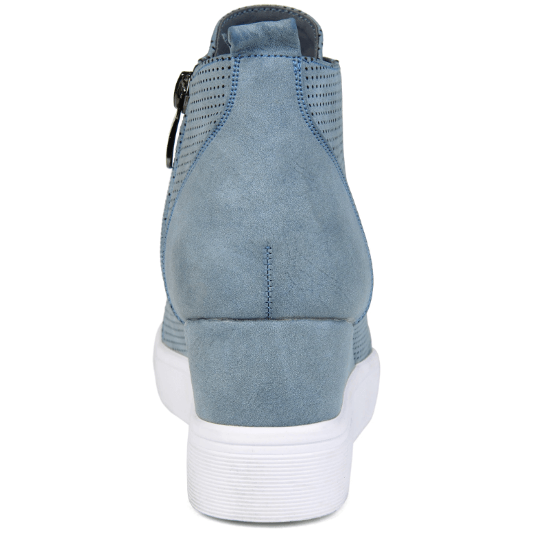 Kvinne iført stilige kile sneakers, perfekt for en moderne hverdag og uformell stil med komfort.