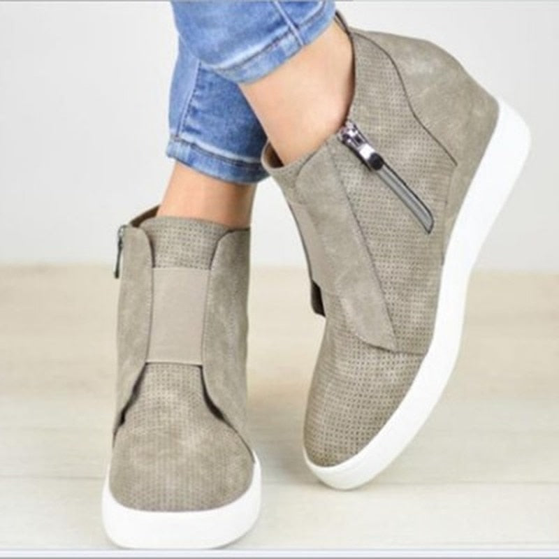 Høyde kile sneakers for kvinner, gir en elegant løft og overlegen komfort. Ideelle stilige damesko.