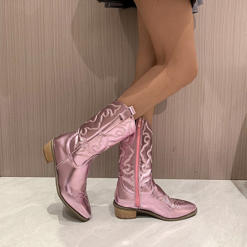 Elegante dameboots i cowboystil med iøynefallende metallisk finish, et must for vårens mote.