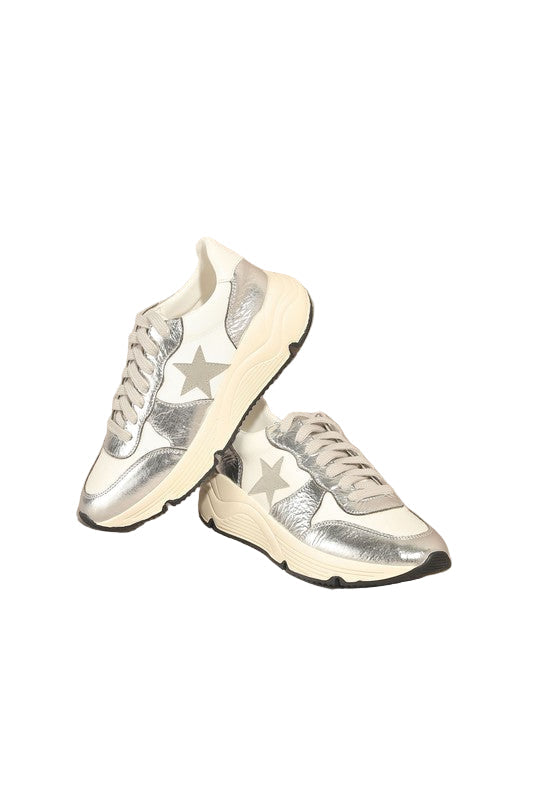 Stilige sølv damesneakers for en komfortabel og sporty hverdag. Perfekt fritidssko med atletisk stil.