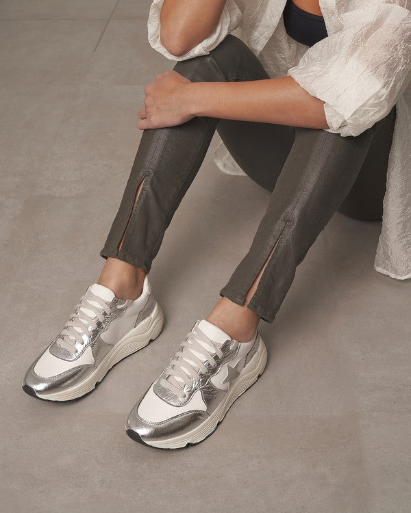 Sporty sølv damesneakers for aktiv hverdag. Lette og stilige kvinnesko, perfekte for casual bruk og fritid.