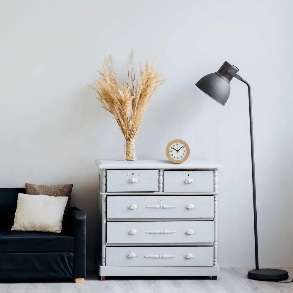 Elegant trevekkerklokke med LED-tid og minimalistisk design, ideell som soveromsklokke for et rolig miljø.