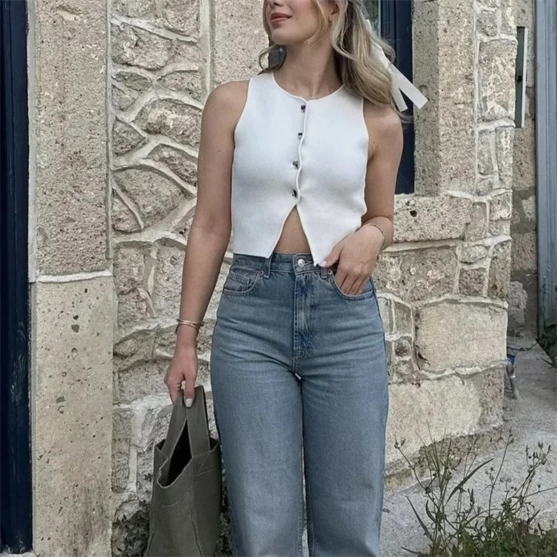 Trendy cropped strikkevest for kvinner. Komfortabel og allsidig vest til hverdagsbruk.
