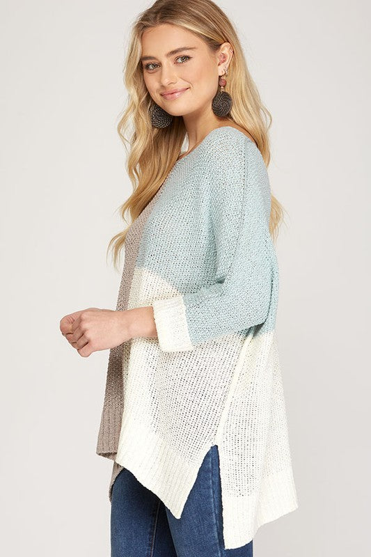 Strikket kvinnegenser i fargeblokkdesign (grå/himmelblå). Perfekt casual pullover for vår- og høstmote.
