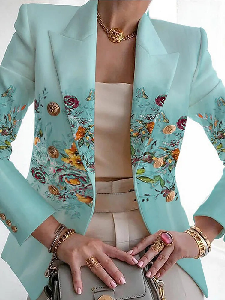Kvinne iført elegant allsidig blazer. Stilren dameblazer som fremhever en moderne mote look.