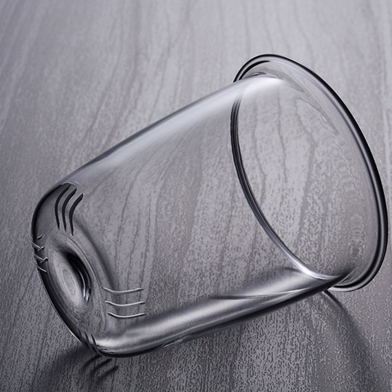 Tekanne for elegant servering av nytrukket te. Transparent design og integrert sil.