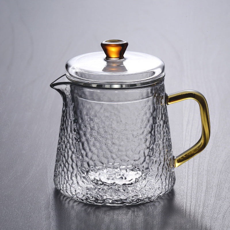 Moderne glass tekanne med metall sil, ideell for elegant servering og fersk te.