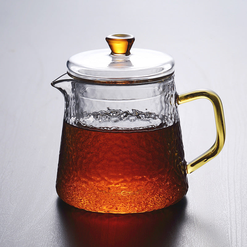 Nyt elegant tebrygging med denne glasskannen, utstyrt med en finmasket sil.