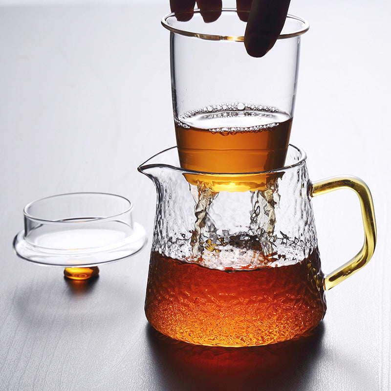 Robust borosilikatglass tekanne med ergonomisk håndtak og avtagbar sil for enkel rengjøring.