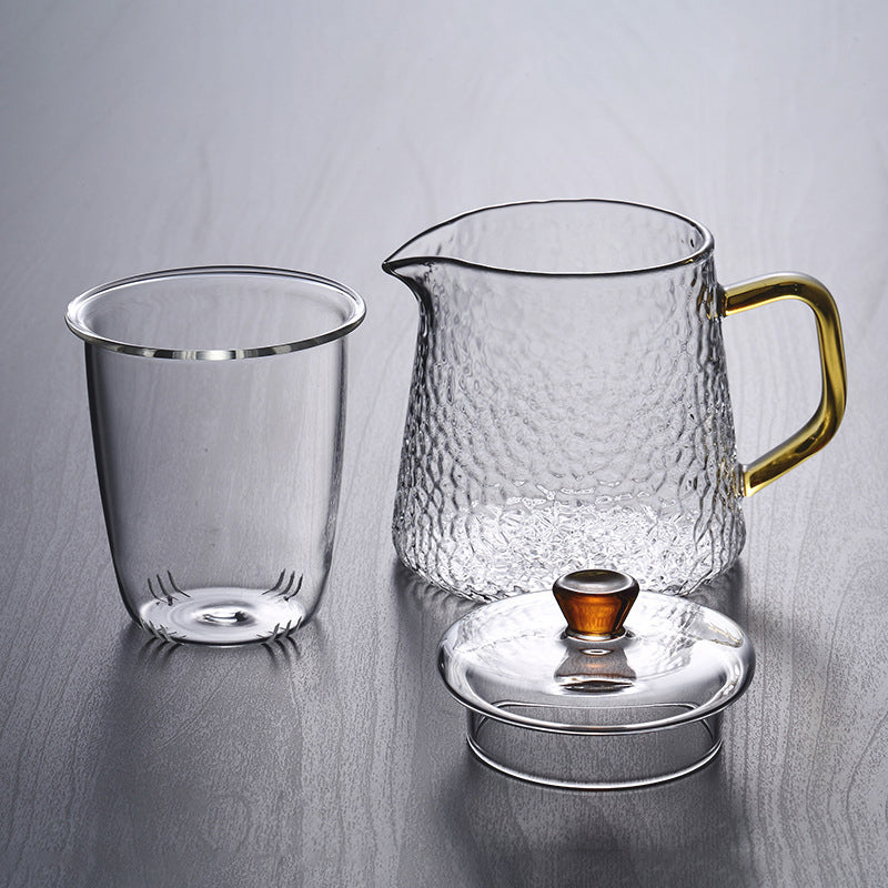 Elegant kjøkkenutstyr: en glass tekanne med integrert sil, perfekt for alle te-elskere.