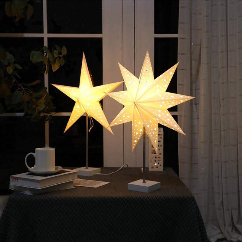 Moderne stjernehimmel bordlampe; et unikt interiørdetalj som skaper fantastisk lys og koselig hjemmeinnredning.