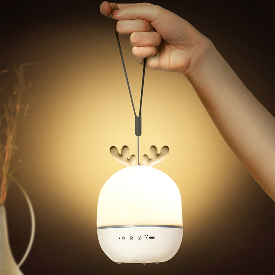 Stjernehimmel projektorlampe lyser opp et koselig barnerom. Beroligende effekt for leggetid.