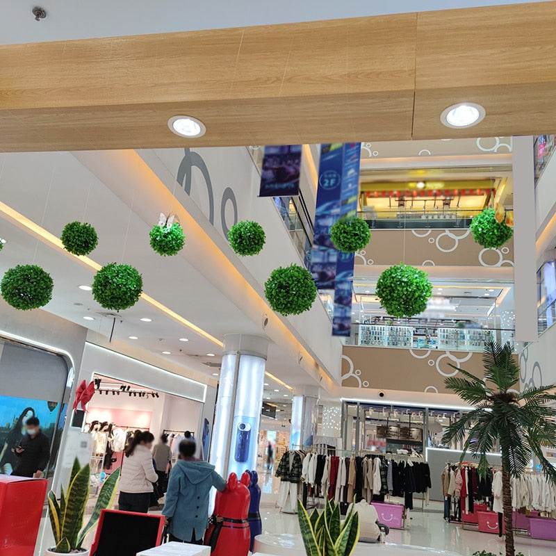 Liten kunstig topiary ball for innendørs dekorasjon. Grønn, vedlikeholdsfri planteimitasjon som frisker opp rommet.