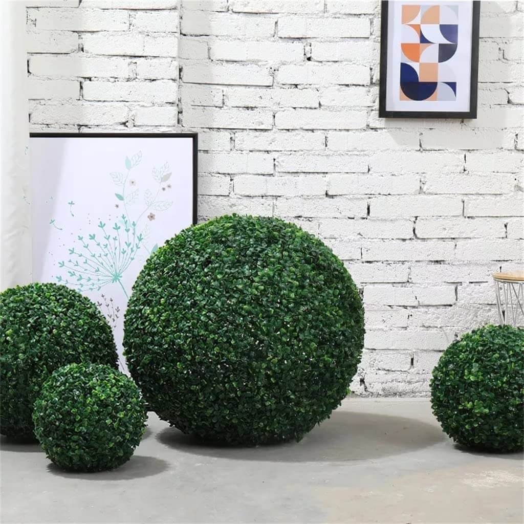 Enkel og effektiv dekorasjon: Kunstig topiary ball som gir et friskt grønt preg uten vedlikehold.